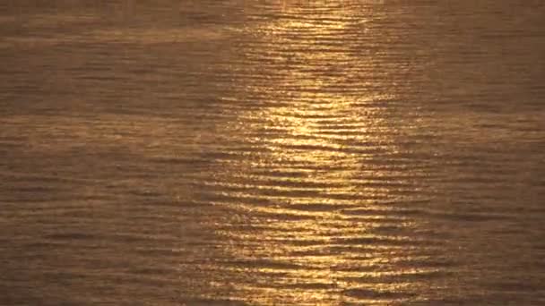 Stigande solen över havet och öknen bergen — Stockvideo