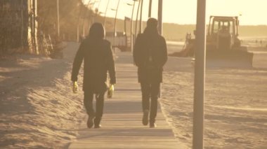 Akşam sahilde yürüyor. 25.03.2017 - Jurmala - Letonya