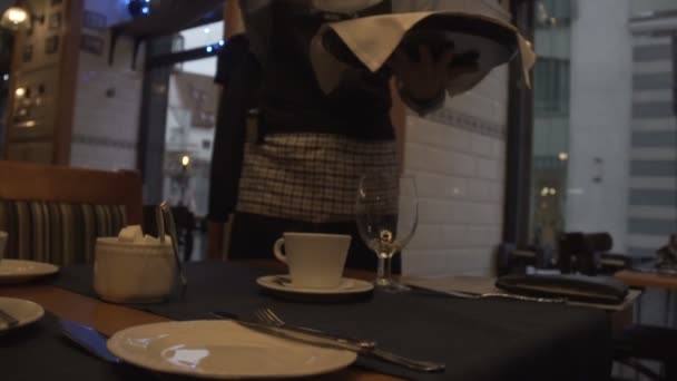Koffie pauze in koffie. 25.03.2017 - Riga - Letland — Stockvideo