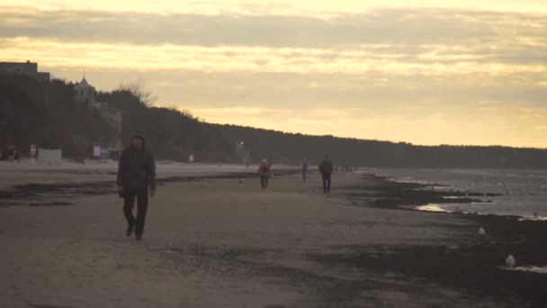 Kvällen promenader på stranden. 25.03.2017 - Jurmala - Lettland — Stockvideo