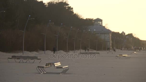 Caminhadas noturnas na praia. 25.03.2017 - JURMALA - LATVIA — Vídeo de Stock