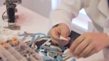 Öğrenci bir robot laboratuvarda oluşturur.