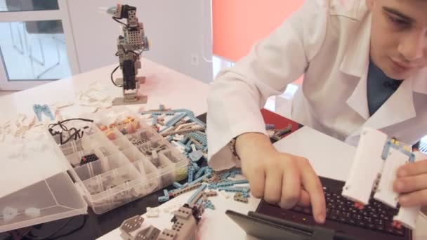 El estudiante crea un robot en el laboratorio — Vídeos de Stock