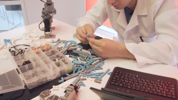 Lo studente crea un robot in laboratorio — Video Stock