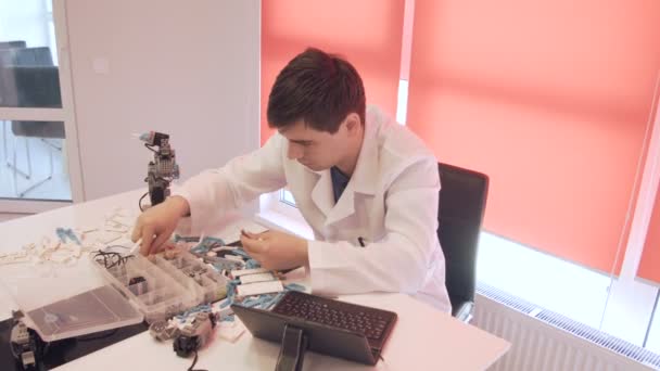 Lo studente crea un robot in laboratorio — Video Stock