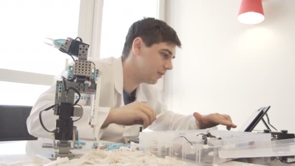 Lo studente crea un robot in laboratorio — Video Stock