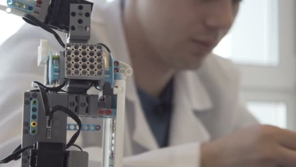 El estudiante crea un robot en el laboratorio — Vídeos de Stock