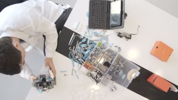 Öğrenci bir robot laboratuvarda oluşturur. — Stok video