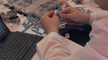 Öğrenci bir robot laboratuvarda oluşturur.