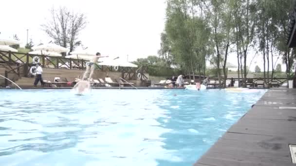Kinderen zwemmen en hebben plezier in het zwembad. 10.08.2017. Kiev. Oekraïne. — Stockvideo