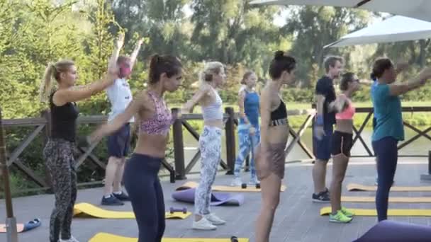 Ochtend oefening en fitness op straat. 10.08.2017. Kiev. Oekraïne. — Stockvideo
