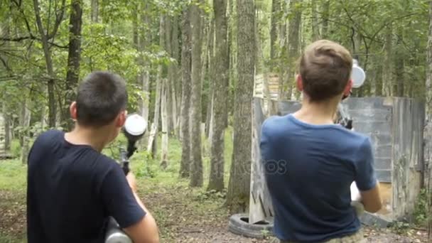 Os adolescentes estão a jogar paintball na floresta. 10.08.2017. Kiev. Ucrânia . — Vídeo de Stock