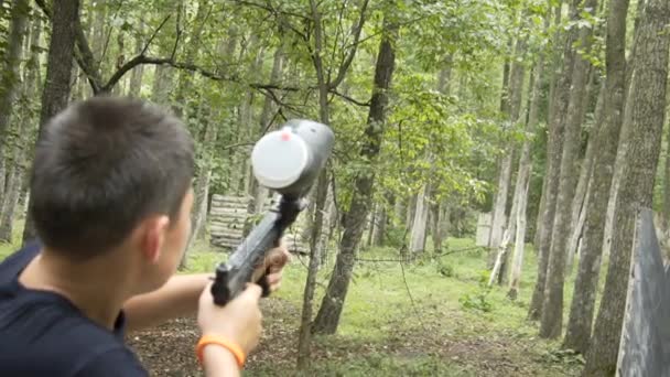 Tonåring spelar paintball i skogen. 10.08.2017. Kiev. Ukraina. — Stockvideo