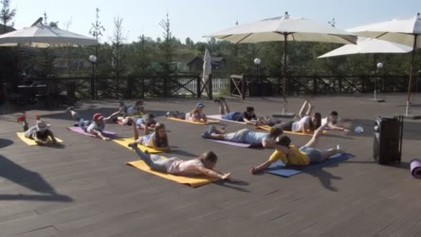 Enfants faisant de l'exercice matinal et de remise en forme dans le camp. 10.08.2017. Kiev. Ukraine . — Video