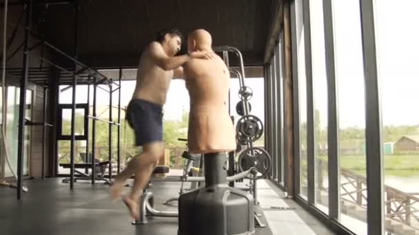 Um jovem está envolvido em boxe no ginásio — Vídeo de Stock