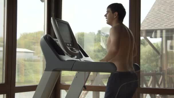 Giovanotto che fa jogging in palestra — Video Stock