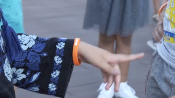 Çocuklar birbirleri ile el sallamak — Stok video