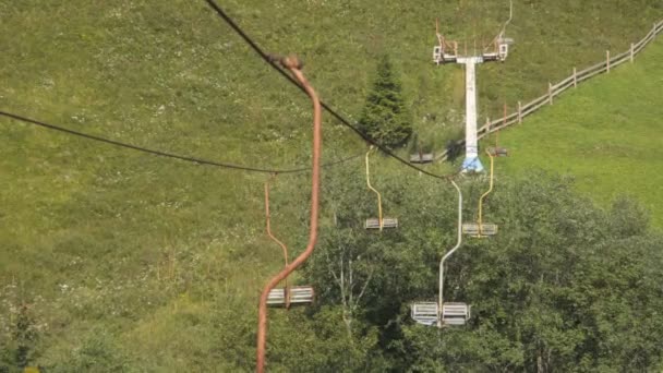 Vieux téléphérique dans les montagnes — Video