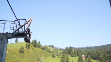 Dağlardaki eski teleferik.