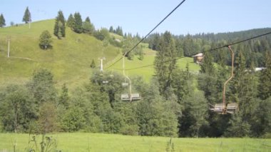 Dağlardaki eski teleferik.