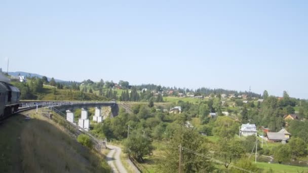 Vacker utsikt över bergen: village-, väg- och flod — Stockvideo