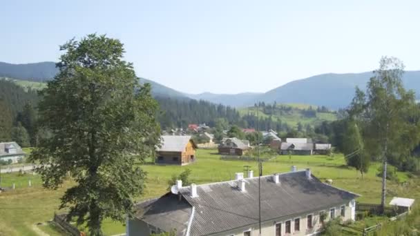 Uitzicht op de prachtige bergen: dorp, de weg en de rivier — Stockvideo