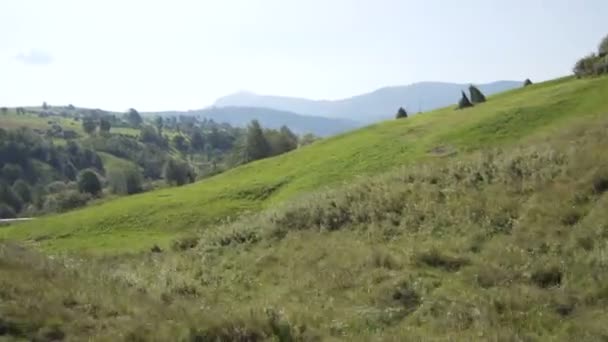 Uitzicht op de prachtige bergen: dorp, de weg en de rivier — Stockvideo