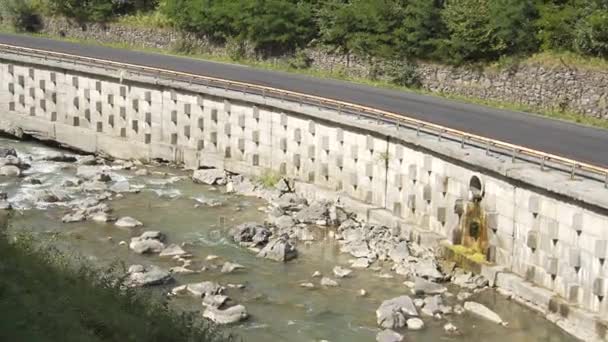 美しい山の景色: 村、道路・河川 — ストック動画