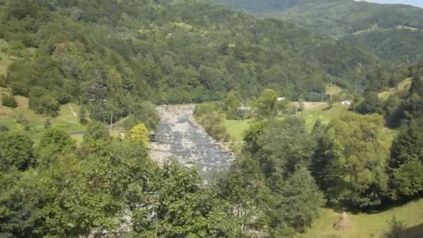 Hermosas vistas a la montaña: pueblo, carretera y río — Vídeos de Stock