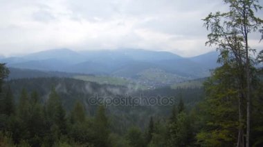 Dağ timelapse yataydan dağın tepesinde köy