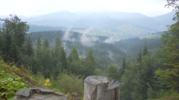 Berglandschap naar het dorp vanaf de top van de berg — Stockvideo