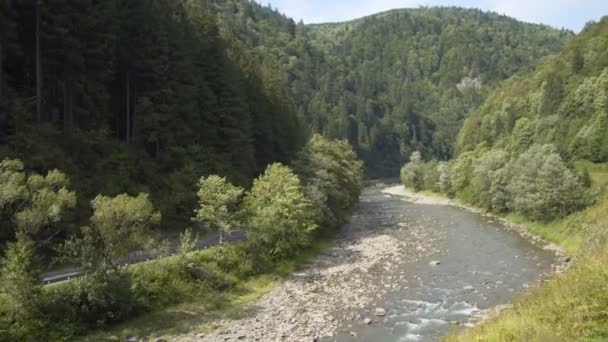 Güzel dağ manzarası: Köyü, yol ve nehir — Stok video