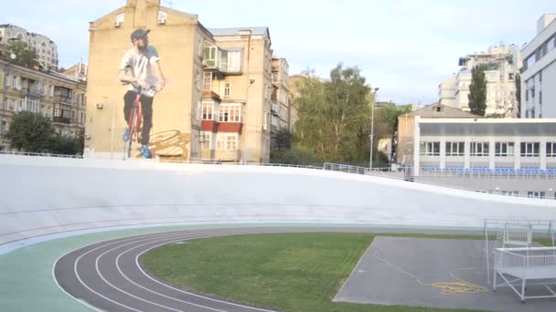 I ciclisti si allenano su un velodromo professionale all'aperto. 15.09.2017 Ucraina, Kiev — Video Stock