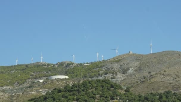 Eco power ανεμογεννήτριες στην κορυφή του βουνού — Αρχείο Βίντεο