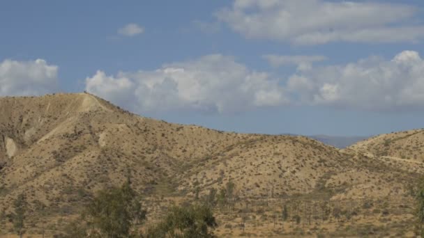 Пустынный пейзаж с красивыми облаками — стоковое видео