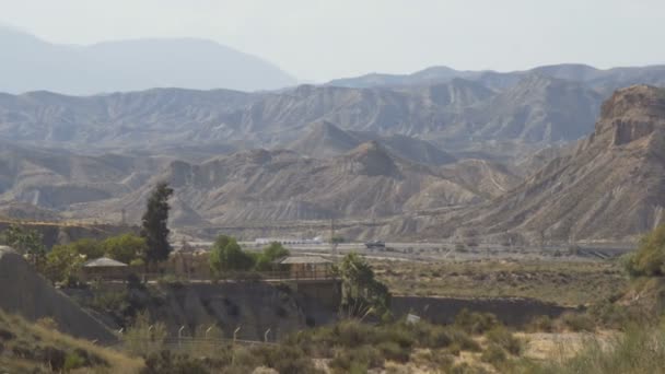 Carretera en medio del desierto — Vídeos de Stock