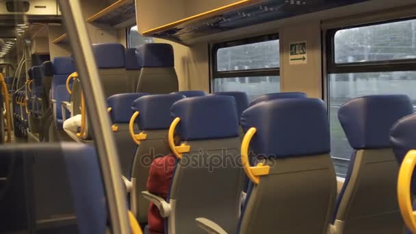 Viaggio in città con un treno moderno — Video Stock