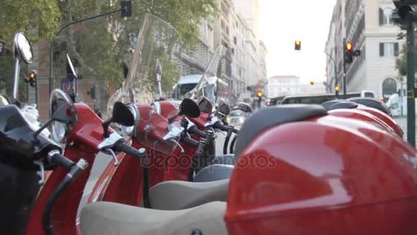 Остановка скутера в центре города — стоковое видео