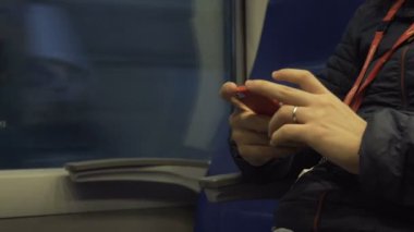 Trende biri onun smartphone içinde yer