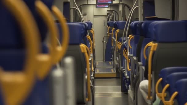 Confort viaje por la ciudad en un tren moderno — Vídeo de stock