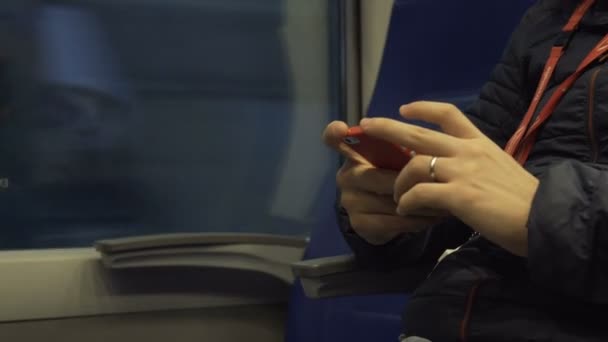 De man in de trein gaat in zijn smartphone — Stockvideo