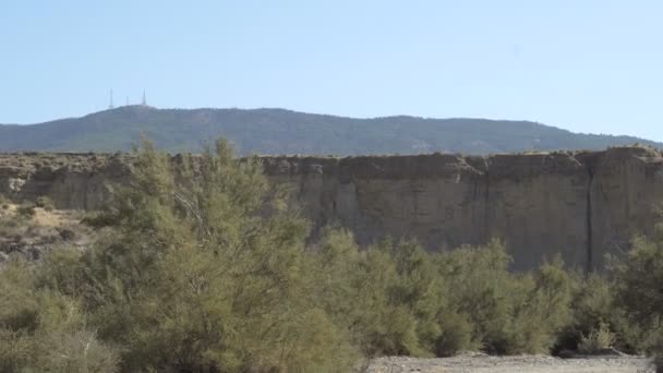 Samotny z Pustynny krajobraz w środku gór — Wideo stockowe