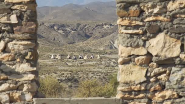 Stara wioska Indian w środku dzikiej pustyni — Wideo stockowe