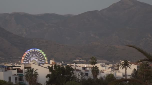 Une belle balade au crépuscule lors d'une chaude soirée d'été — Video