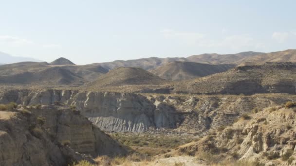 Самотній пустельний пейзаж посеред гір — стокове відео
