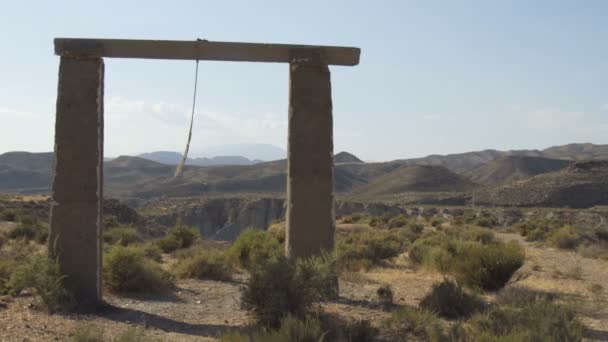 Paisaje solitario del desierto en medio de las montañas — Vídeos de Stock