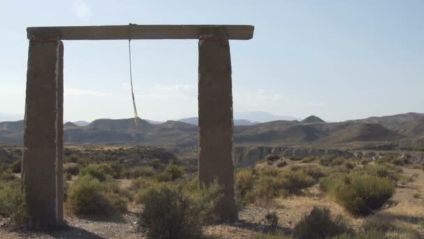 Paysage désertique solitaire au milieu des montagnes. 120 ips — Video