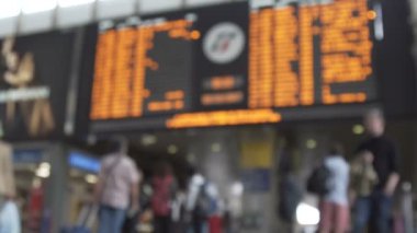 Tren istasyonu Uçus tarifesi bokeh içinde. Backplate.