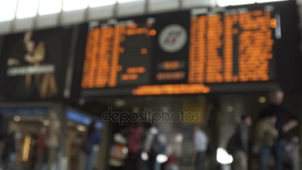 Σιδηροδρομικός Σταθμός χρονοδιάγραμμα στο bokeh. Πέλμα στερέωσης. 120fps — Αρχείο Βίντεο