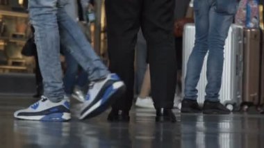 Anonim insanlar meşgul sokakta yürürken, insanlar kalabalık